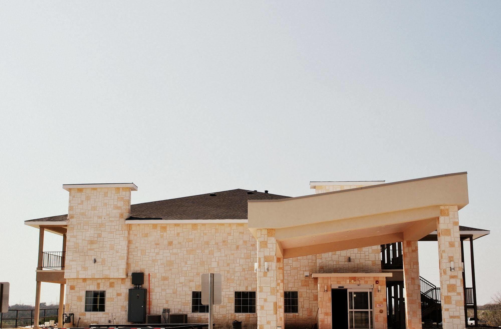 Westwood Inn By Oyo Gonzales Tx المظهر الخارجي الصورة